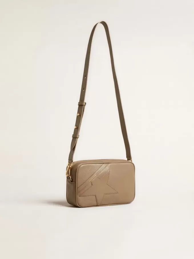 Star Bag aus salbeigrünem Leder mit ton-in-ton Stern Star Bag aus salbeigrünem Leder mit ton-in-ton Stern