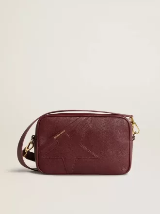 Star Bag aus weinrotem Leder mit farblich abgestimmtem Stern