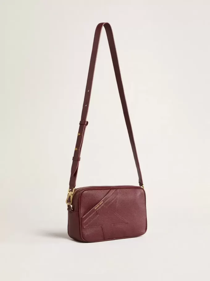 Star Bag aus weinrotem Leder mit farblich abgestimmtem Stern