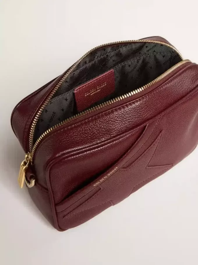 Star Bag aus weinrotem Leder mit farblich abgestimmtem Stern