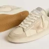 Stardan aus cremefarbenem Wildleder und Leder mit Swarovski-Steinen und einem Wildlederstern