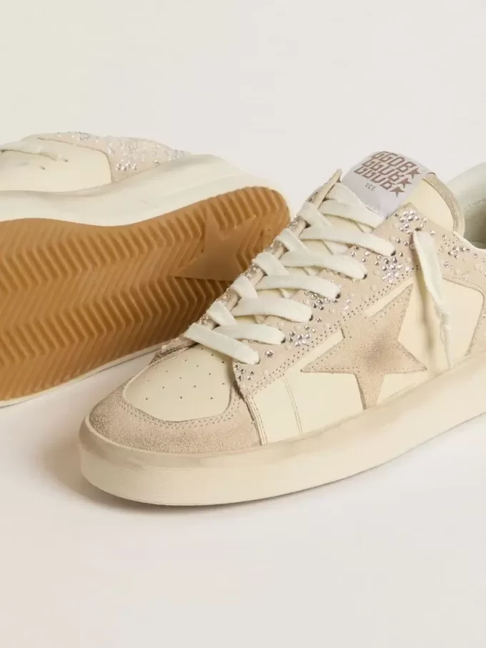 Stardan aus cremefarbenem Wildleder und Leder mit Swarovski-Steinen und einem Wildlederstern