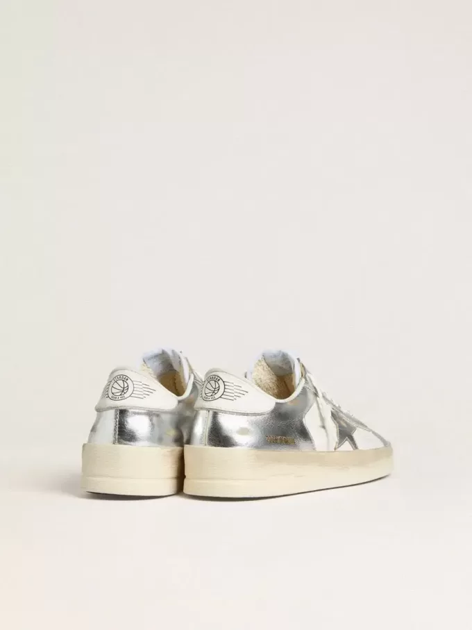 Stardan aus silberfarbenem Leder mit weißer Fersenlasche