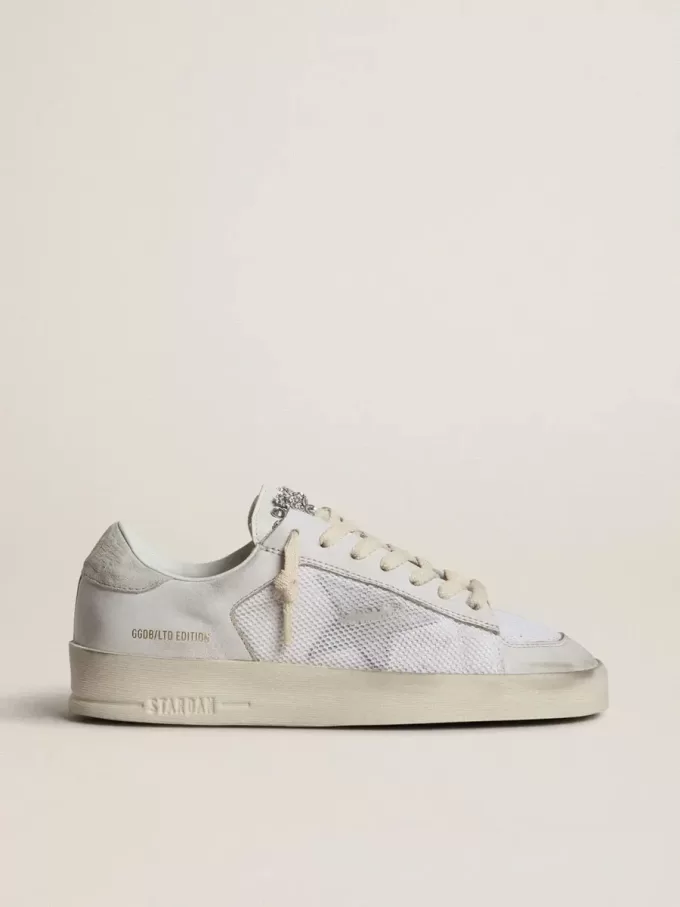 Stardan LTD aus weißem Leder mit Stern und Fersenlasche aus eisgrauem Wildleder Stardan LTD aus weißem Leder mit Stern und Fersenlasche aus eisgrauem Wildleder