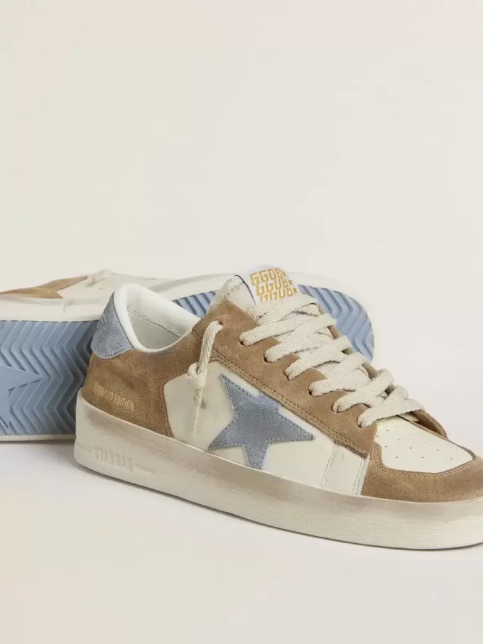 Stardan LTD aus weißem Leder und tabakfarbenem Wildleder mit hellblauem Wildlederstern und Fersenlasche Stardan LTD aus weißem Leder und tabakfarbenem Wildleder mit hellblauem Wildlederstern und Fersenlasche