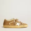 Super-Star aus beigem Wildleder und Lammfell mit Stern aus Metallic-Leder