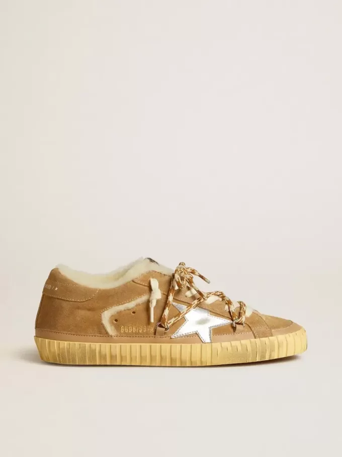 Super-Star aus beigem Wildleder und Lammfell mit Stern aus Metallic-Leder