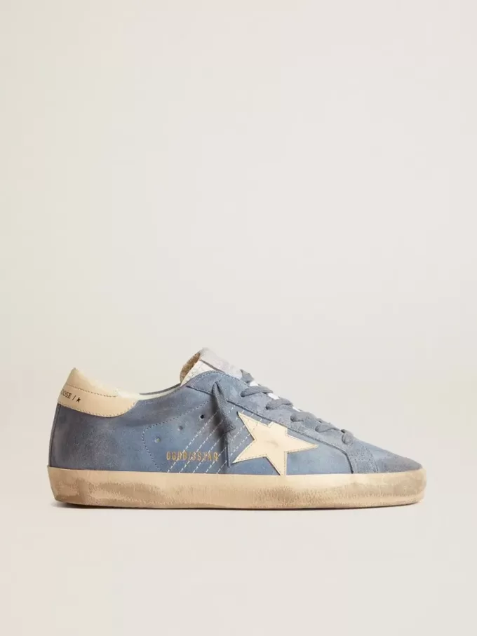 Super-Star aus hellblauem Wildleder mit beigem Lederstern und Fersenlasche