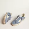 Super-Star aus hellblauem Wildleder mit beigem Lederstern und Fersenlasche