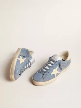 Super-Star aus hellblauem Wildleder mit beigem Lederstern und Fersenlasche