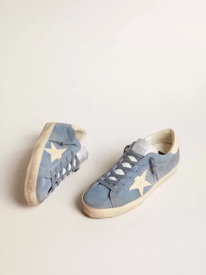 Super-Star aus hellblauem Wildleder mit beigem Lederstern und Fersenlasche
