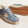 Super-Star aus hellblauem Wildleder mit beigem Lederstern und Fersenlasche