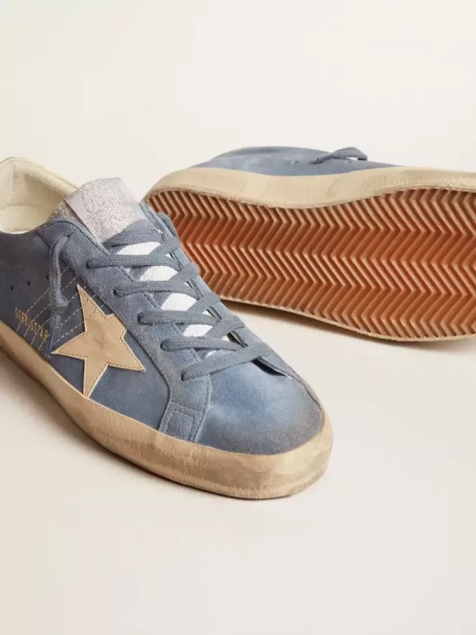 Super-Star aus hellblauem Wildleder mit beigem Lederstern und Fersenlasche