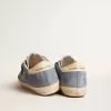 Super-Star aus hellblauem Wildleder mit beigem Lederstern und Fersenlasche