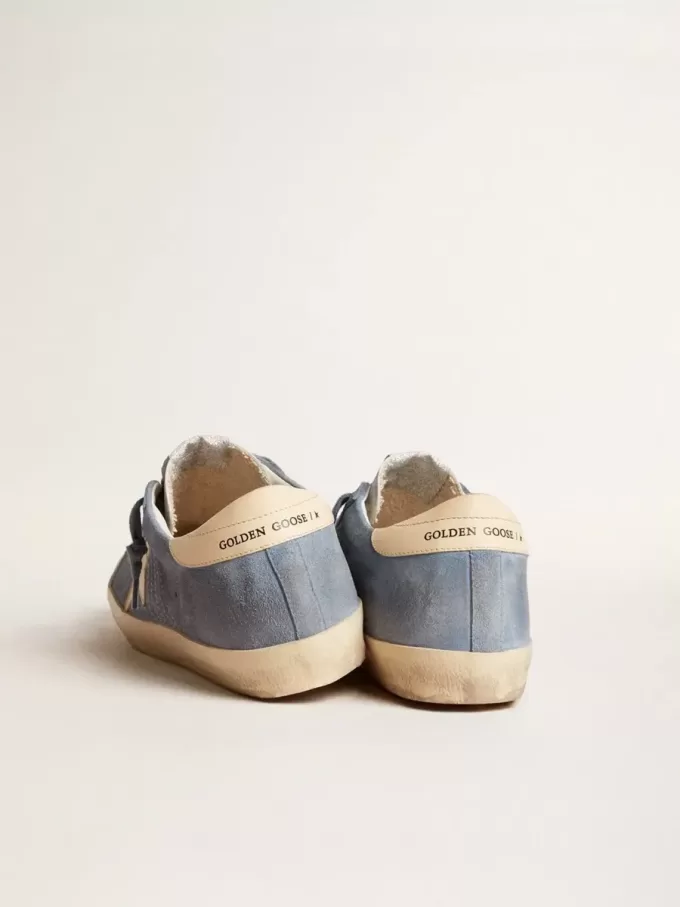 Super-Star aus hellblauem Wildleder mit beigem Lederstern und Fersenlasche