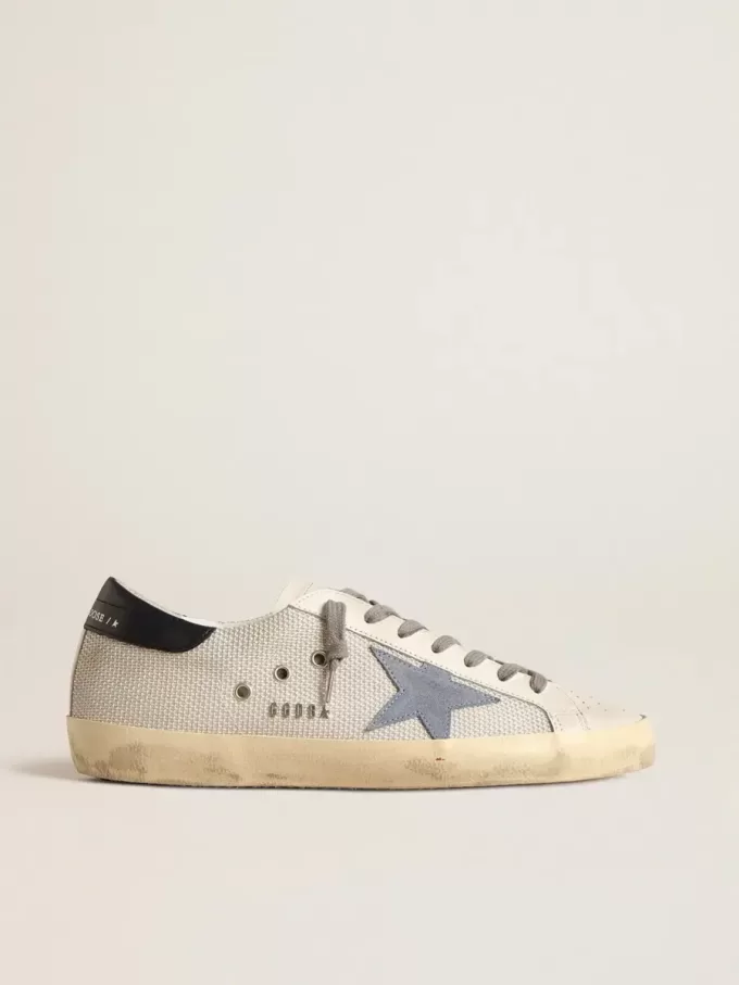 Super-Star aus hellsilbernem Mesh mit hellblauem Wildlederstern