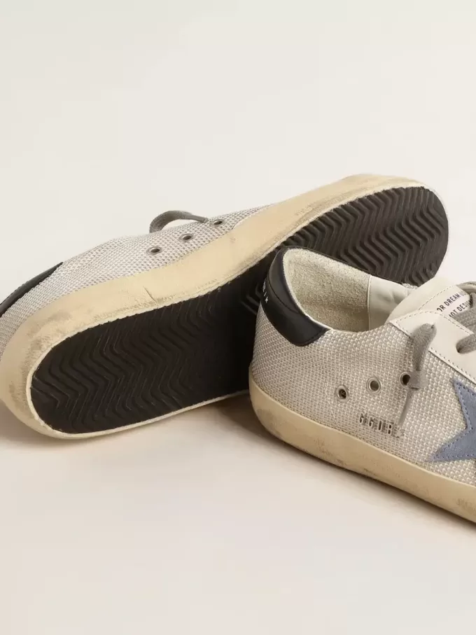 Super-Star aus hellsilbernem Mesh mit hellblauem Wildlederstern