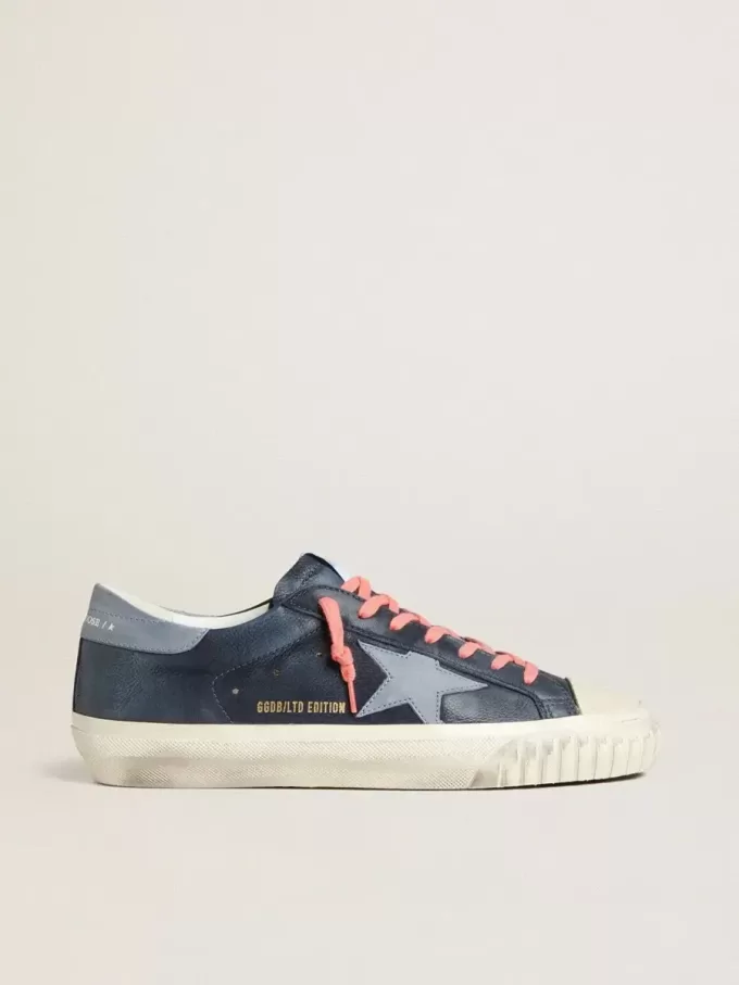 Super-Star aus marineblauem Leder mit hellblauem Lederstern und Fersenlasche