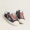 Super-Star aus marineblauem Leder mit hellblauem Lederstern und Fersenlasche