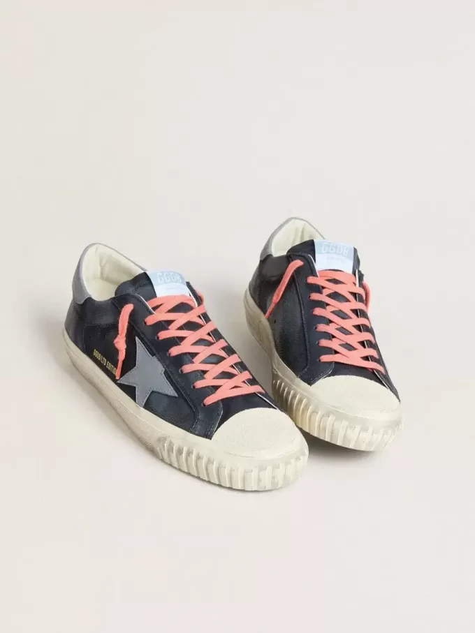 Super-Star aus marineblauem Leder mit hellblauem Lederstern und Fersenlasche