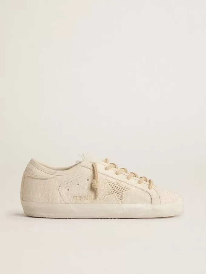 Super-Star aus perlfarbenem Canvas mit einem Ton-in-Ton-Sterneffekt aus Mesh