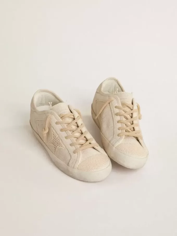 Super-Star aus perlfarbenem Canvas mit einem Ton-in-Ton-Sterneffekt aus Mesh