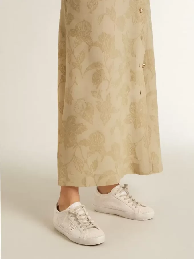 Super-Star aus perlfarbenem Canvas mit einem Ton-in-Ton-Sterneffekt aus Mesh