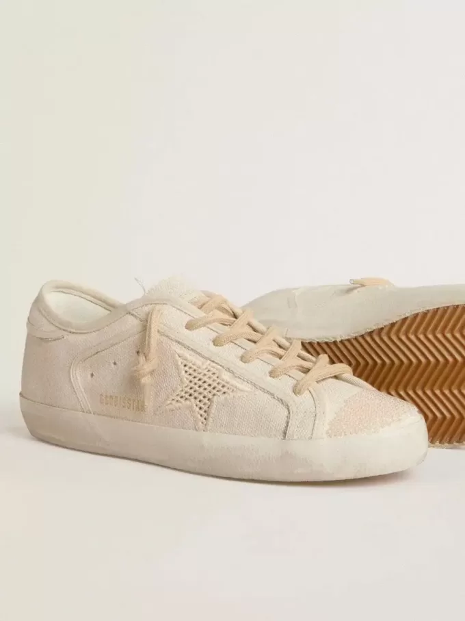 Super-Star aus perlfarbenem Canvas mit einem Ton-in-Ton-Sterneffekt aus Mesh