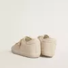 Super-Star aus perlfarbenem Canvas mit einem Ton-in-Ton-Sterneffekt aus Mesh