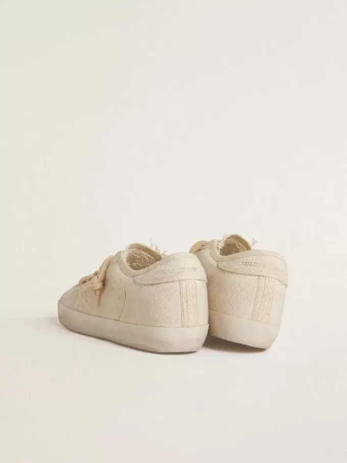 Super-Star aus perlfarbenem Canvas mit einem Ton-in-Ton-Sterneffekt aus Mesh