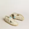 Super-Star aus weißem Leder und Wildleder mit silbernem und goldenem Lederstern