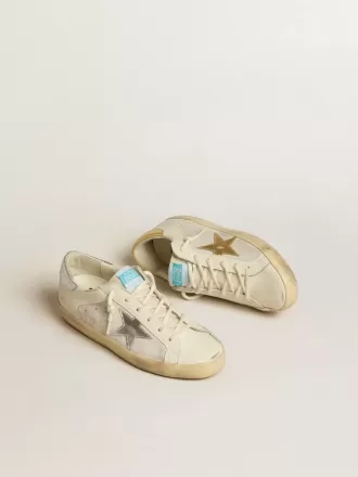 Super-Star aus weißem Leder und Wildleder mit silbernem und goldenem Lederstern