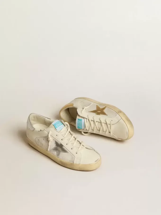 Super-Star aus weißem Leder und Wildleder mit silbernem und goldenem Lederstern