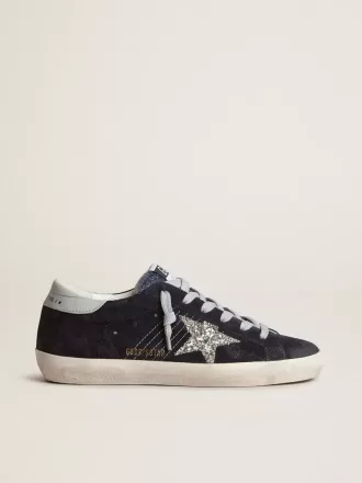 Super-Star für Damen aus blauem Wildleder, mit silbernem Glitzerstern und Lederlasche am Absatz Super-Star für Damen aus blauem Wildleder, mit silbernem Glitzerstern und Lederlasche am Absatz
