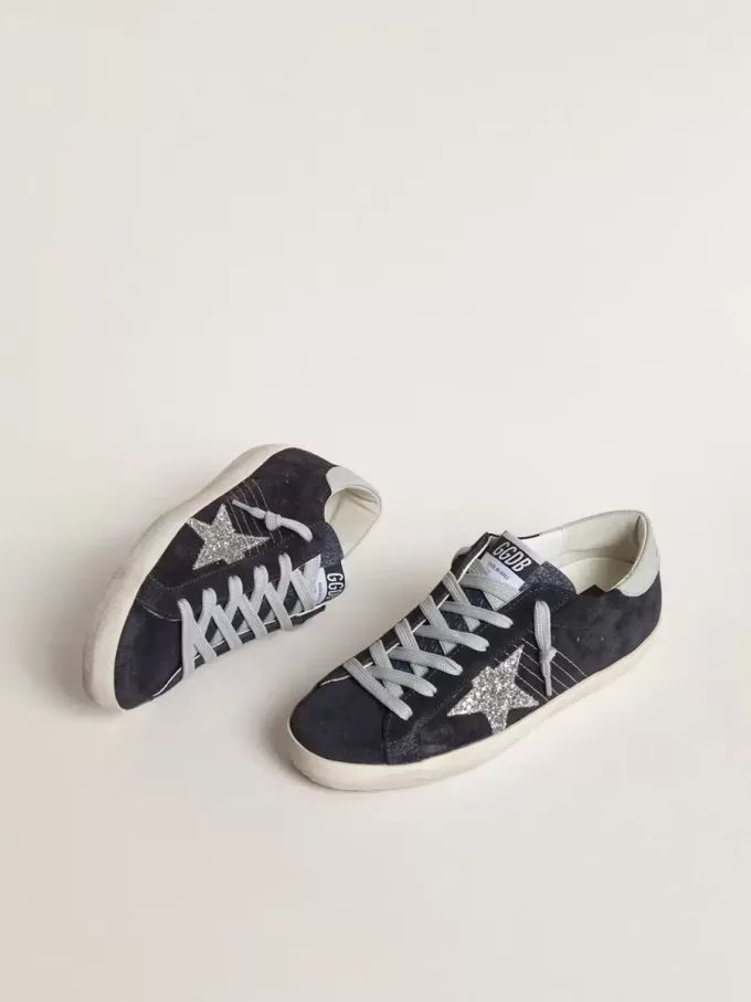 Super-Star für Damen aus blauem Wildleder, mit silbernem Glitzerstern und Lederlasche am Absatz