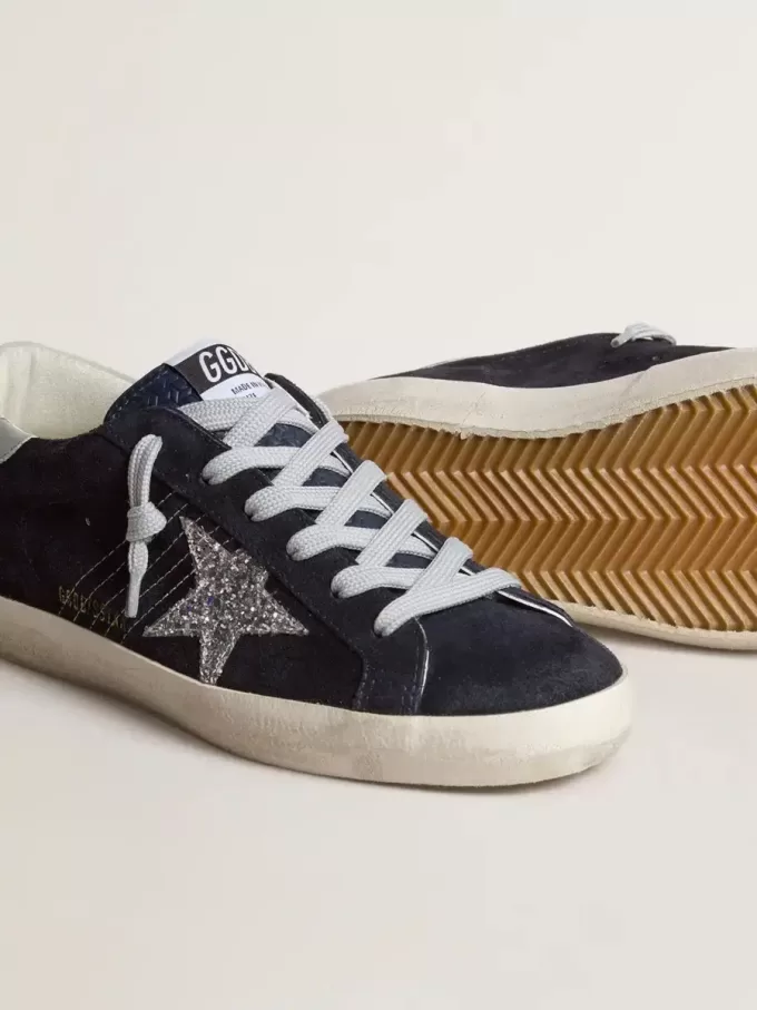 Super-Star für Damen aus blauem Wildleder, mit silbernem Glitzerstern und Lederlasche am Absatz