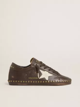 Super-Star für Damen aus dunkelbraunem Leder mit cremefarbenem Wildlederstern und Nieten Super-Star für Damen aus dunkelbraunem Leder mit cremefarbenem Wildlederstern und Nieten