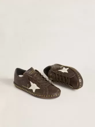 Super-Star für Damen aus dunkelbraunem Leder mit cremefarbenem Wildlederstern und Nieten Super-Star für Damen aus dunkelbraunem Leder mit cremefarbenem Wildlederstern und Nieten