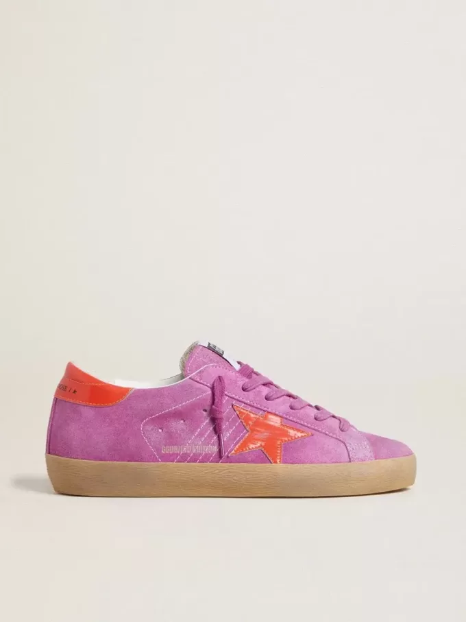 Super-Star für Damen aus fuchsiafarbenem Wildleder mit fluoreszierendem orangefarbenem laminiertem Lederstern und Fersenlasche Super-Star für Damen aus fuchsiafarbenem Wildleder mit fluoreszierendem orangefarbenem laminiertem Lederstern und Fersenlasche