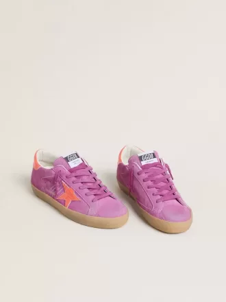 Super-Star für Damen aus fuchsiafarbenem Wildleder mit fluoreszierendem orangefarbenem laminiertem Lederstern und Fersenlasche Super-Star für Damen aus fuchsiafarbenem Wildleder mit fluoreszierendem orangefarbenem laminiertem Lederstern und Fersenlasche