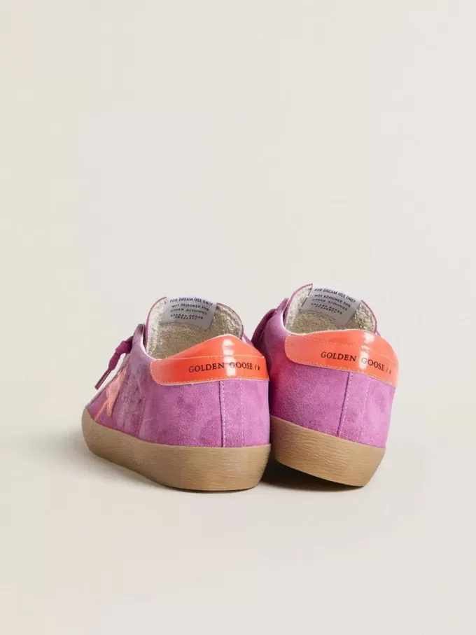 Super-Star für Damen aus fuchsiafarbenem Wildleder mit fluoreszierendem orangefarbenem laminiertem Lederstern und Fersenlasche Super-Star für Damen aus fuchsiafarbenem Wildleder mit fluoreszierendem orangefarbenem laminiertem Lederstern und Fersenlasche