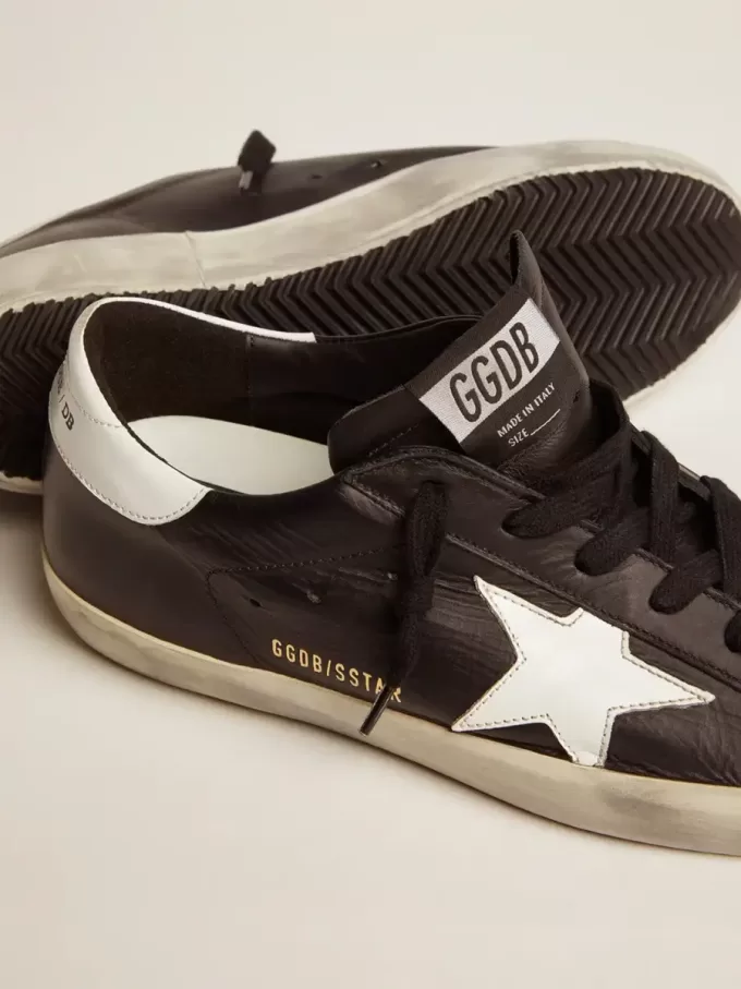 Super-Star für Damen aus schwarzem Leder mit weißem Lederstern und Fersenlasche Super-Star für Damen aus schwarzem Leder mit weißem Lederstern und Fersenlasche