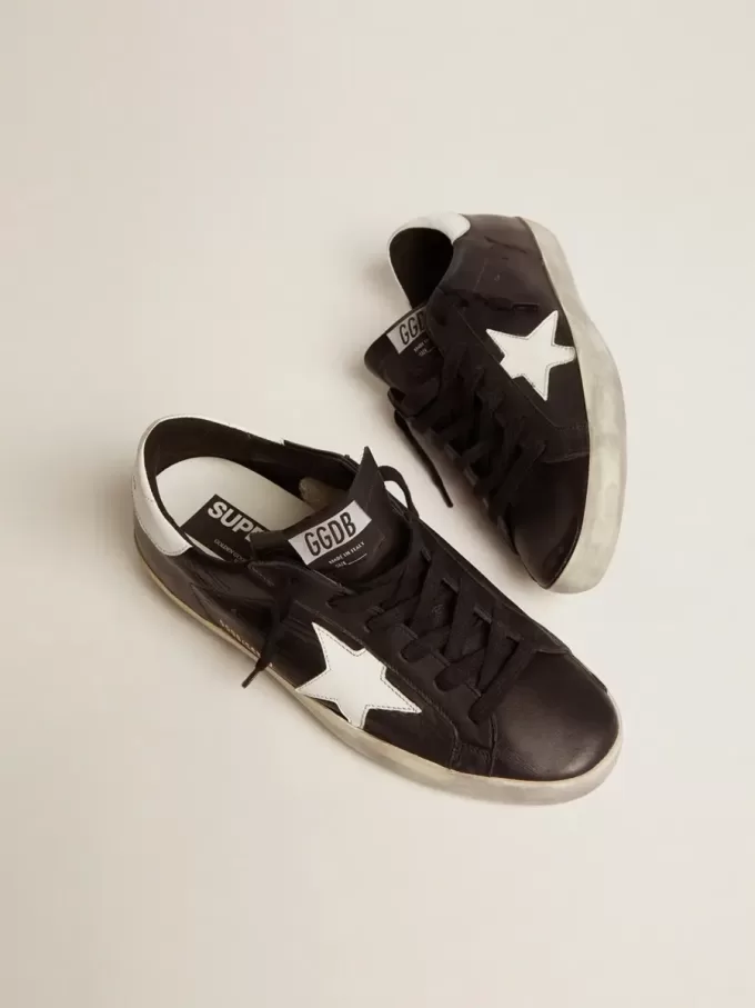 Super-Star für Damen aus schwarzem Leder mit weißem Lederstern und Fersenlasche Super-Star für Damen aus schwarzem Leder mit weißem Lederstern und Fersenlasche