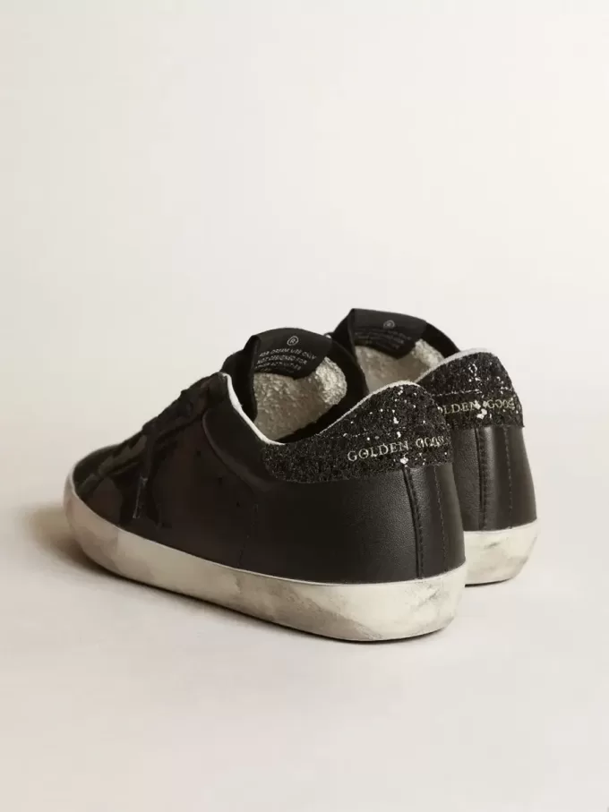 Super-Star für Damen aus schwarzem Nappaleder mit schwarzem Stern und glitzernder Fersenlasche Super-Star für Damen aus schwarzem Nappaleder mit schwarzem Stern und glitzernder Fersenlasche