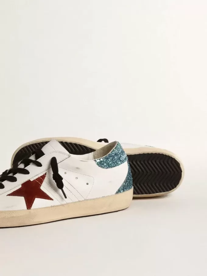 Super-Star für Damen mit burgunderrotem Wildlederstern und hellblauem Glitzer-Fersenriemen