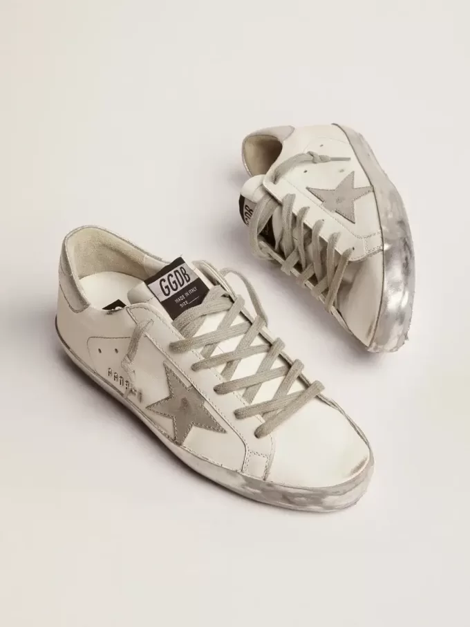 Super-Star für Damen mit silbernem Glitzerrand und Metallnieten-Schriftzug