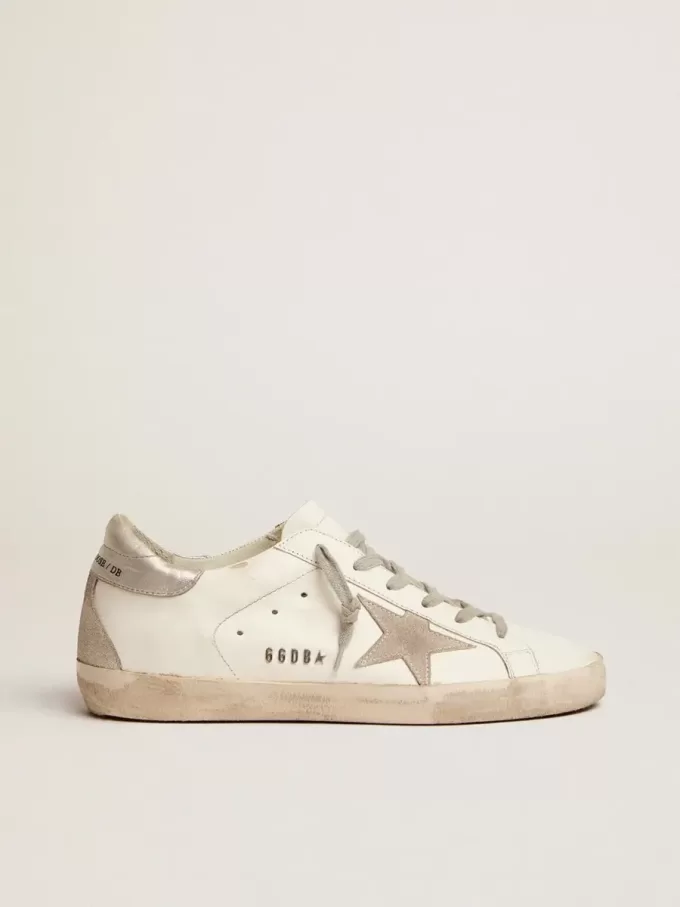 Super-Star für Damen mit silberner Fersenlasche und Metallnieten-Schriftzug Super-Star für Damen mit silberner Fersenlasche und Metallnieten-Schriftzug