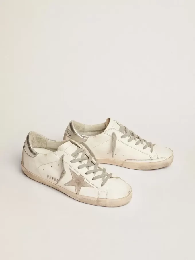 Super-Star für Damen mit silberner Fersenlasche und Metallnieten-Schriftzug Super-Star für Damen mit silberner Fersenlasche und Metallnieten-Schriftzug