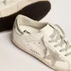 Super-Star für Damen mit silberner Fersenlasche und Metallnieten-Schriftzug Super-Star für Damen mit silberner Fersenlasche und Metallnieten-Schriftzug