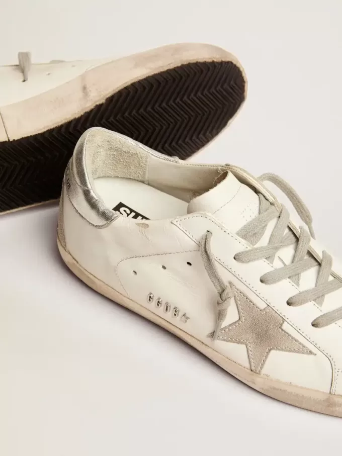 Super-Star für Damen mit silberner Fersenlasche und Metallnieten-Schriftzug Super-Star für Damen mit silberner Fersenlasche und Metallnieten-Schriftzug